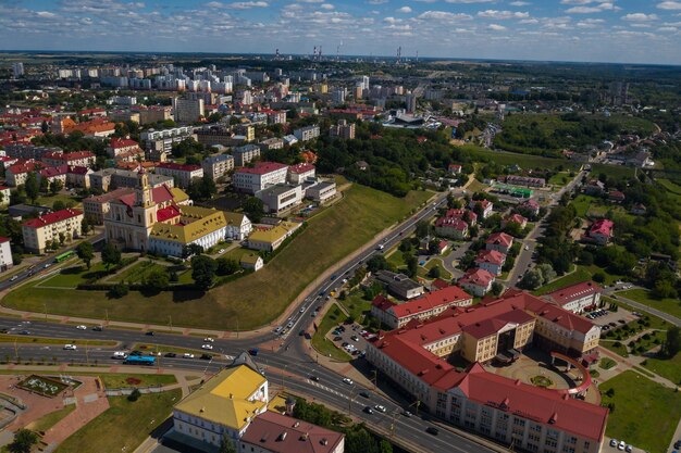 Вид сверху на центр города Гродно, Беларусь. Исторический центр города с красной черепичной крышей и старинной католической церковью.