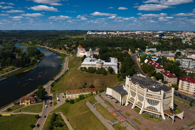 Вид сверху на центр города Гродно, Беларусь. Исторический центр с красной черепичной крышей, замком и Оперным театром.