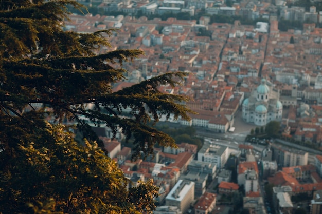 Vista dall'alto della città di como italia montagne porto e baia