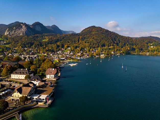 Vista dall'alto della città di salzkammergut nelle alpi austriache.