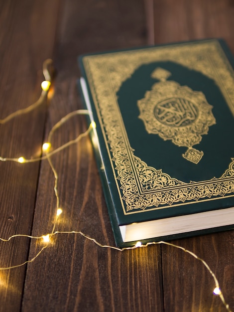 Photo top view closed quran with lights