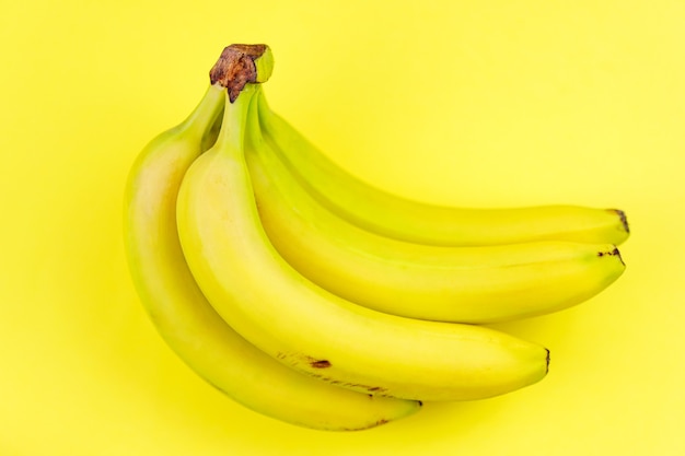 バナナの熟した黄色の束の上面図とクローズアップ