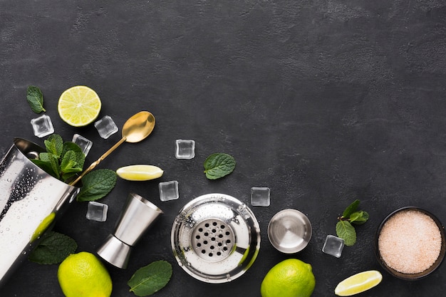 Vista dall'alto di cocktail essenziali con menta e lime