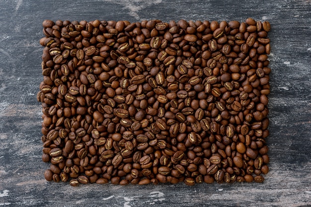 Vista dall'alto di chicchi di caffè a forma di rettangolo