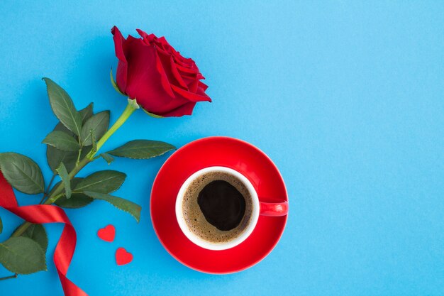 Vista dall'alto di caffè e rose