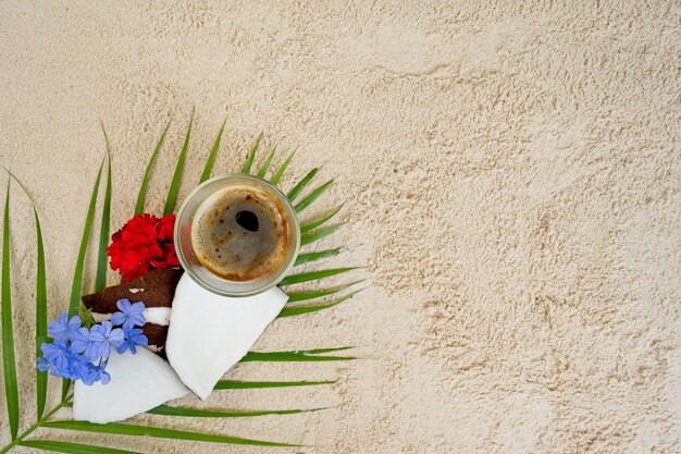 Foto vista dall'alto caffè con cocco sulla spiaggia