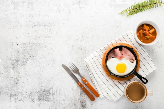 Foto vista dall'alto collezione di padella per la colazione con uova e prosciutto