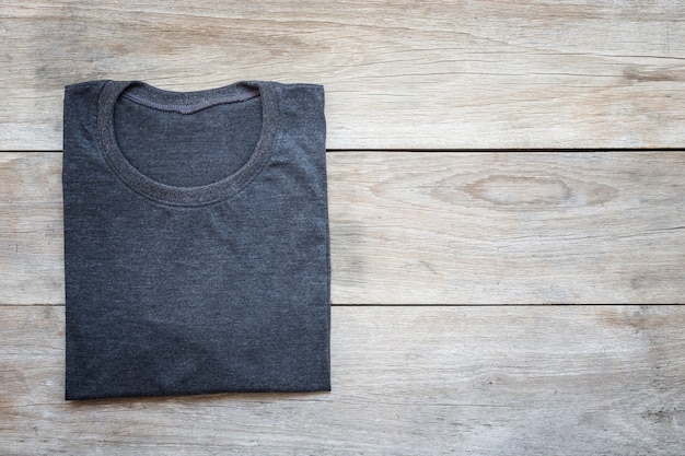 Photo top view of color t-shirt on grey wood plank background