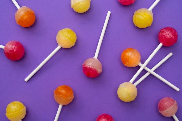 Photo top view colorful ball lollipops