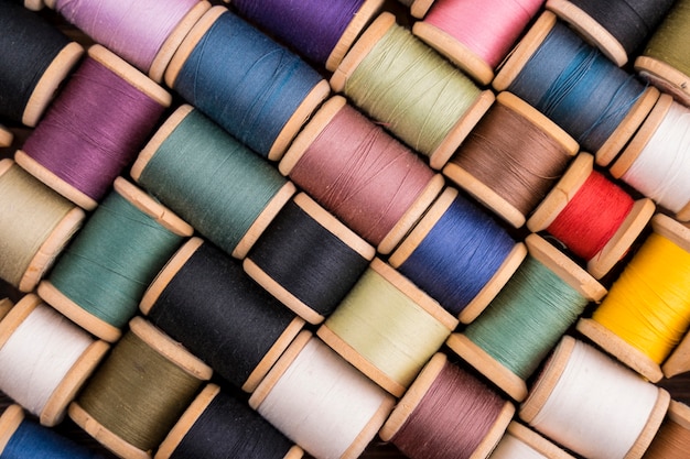 Photo top view of colorful thread spools