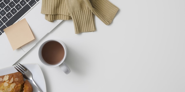 Vista dall'alto dell'area di lavoro confortevole con spazio di copia e computer portatile