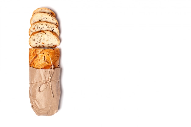 컴포지션, 꼬기와 묶인 공예 종이에 절반 슬라이스 수 제 밀 곡물 신선한 글루텐 무료 빵 위의 평면도.
