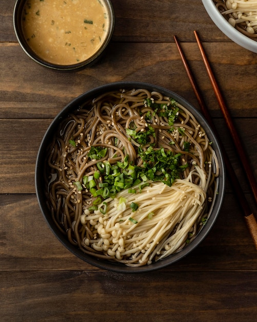 写真 テーブルの上の麺の上面図の構成