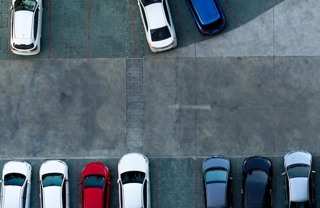 写真 上面図コンクリート駐車場。アパートの駐車場に駐車した車の空撮。