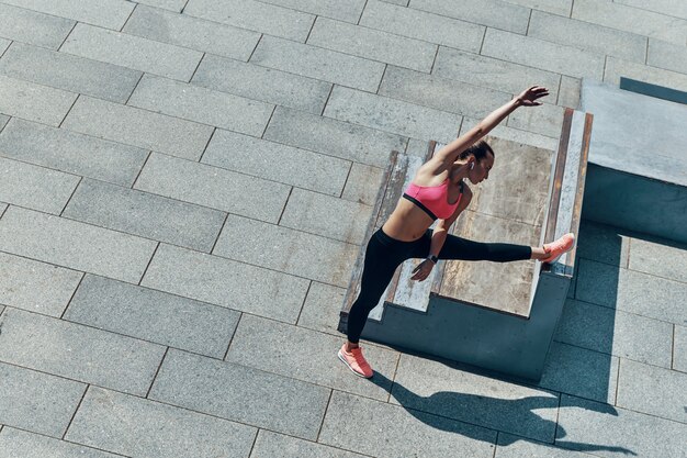 屋外で運動するスポーツウェアで自信を持って若い女性の上面図