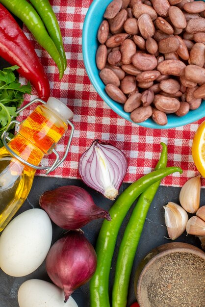 暗い背景の食事ランチスナック色サラダ食品の健康に緑と新鮮な野菜と調理された豆の上面図