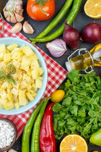 Vista dall'alto fette di cavolo cotto con verdure fresche e verdure su sfondo scuro pranzo insalata alimentare salute pasta pasto colore dieta snack