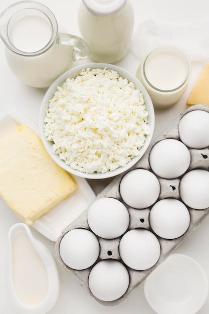 写真 トップビューカッテージチーズと卵と牛乳