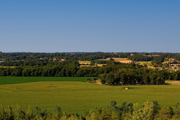 Вид сверху на сельскую местность вдоль пути Ле-Пюи-роуд Сент-Джеймс во Франции