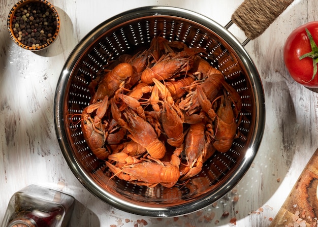 Photo top view of crawfish in colander