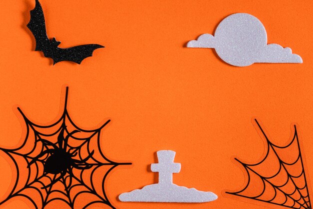 Вид сверху творческого украшения концепции Хэллоуина на оранжевой предпосылке бумажного стола.