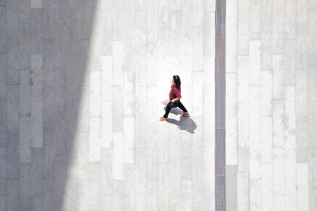 Foto top vista folla di persone cammina su una strada d'affari pedonale in città