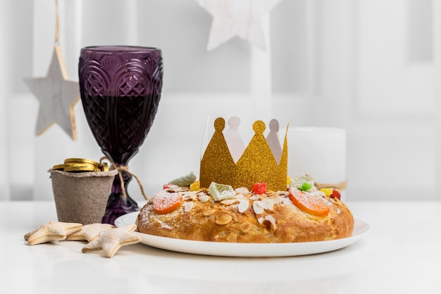 Photo top view of crown with dessert for epiphany day