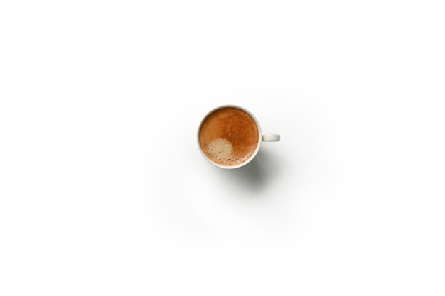 Вид сверху на чашку черного кофе на белом фоне с вырезкой