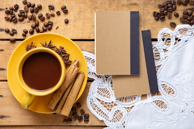 Photo top view cup of coffee with book