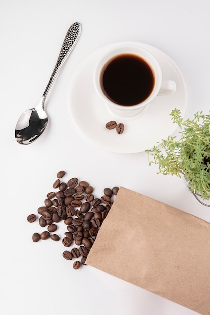 Photo top view cup of coffee with roasted beans