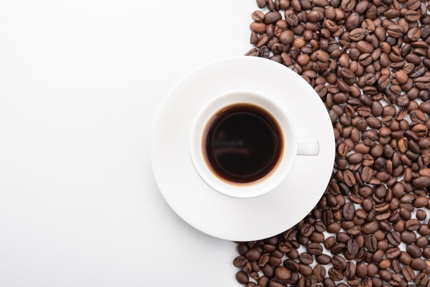 Foto vista dall'alto tazza di caffè con fagioli arrostiti