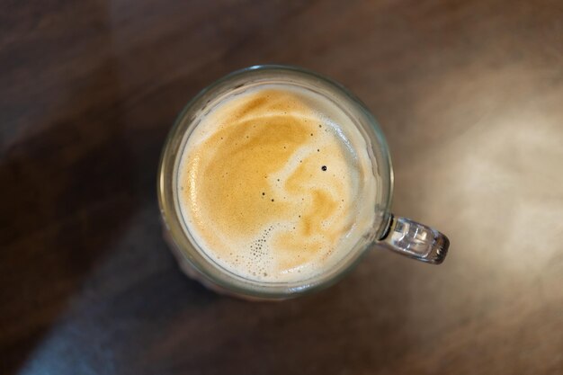 Vista dall'alto una tazza di caffè sul tavolo di legno con il concetto di cibo per la pausa di lavoro