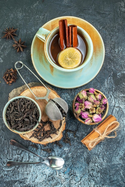 Vista dall'alto tazza di tè con tè nero fresco sullo sfondo grigio chiaro aroma tè caffè foto colore colazione cerimonia dei fiori