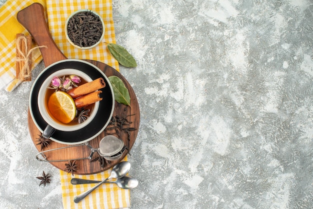 Vista dall'alto tazza di tè con limone su sfondo bianco cerimonia sapore colore colazione mattutina frutta fiore cibo