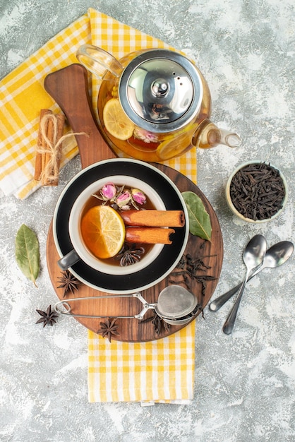 Vista dall'alto tazza di tè con limone su sfondo bianco cerimonia dei fiori sapore colore colazione cibo frutta del mattino