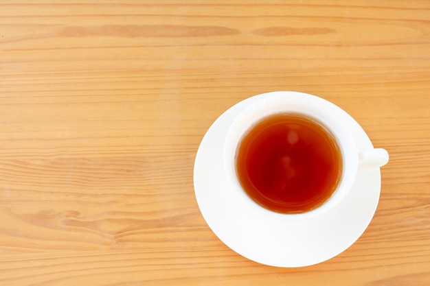 Чашка чаю взгляд сверху на деревянном столе.