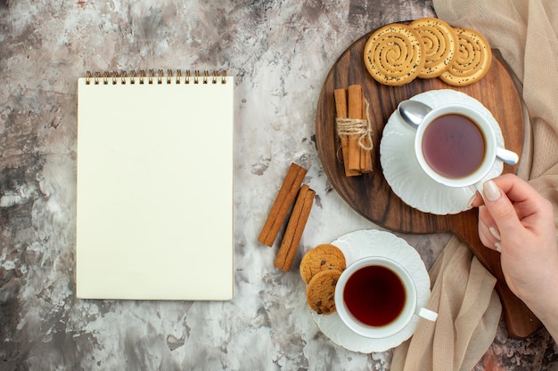 Vista dall'alto tazze di tè con biscotti dolci su sfondo chiaro colore torta cerimonia torta caffè zucchero pausa biscotto