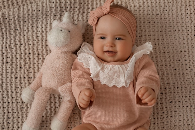 Photo top view cute baby with stuffed animal