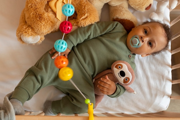 Foto vista dall'alto bambino carino con animale di peluche