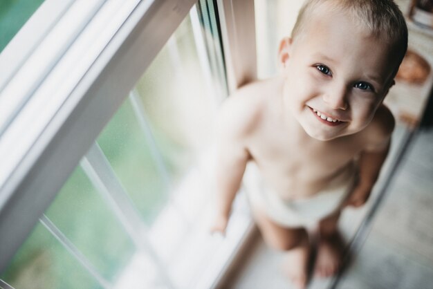 Photo top view of cute little boy