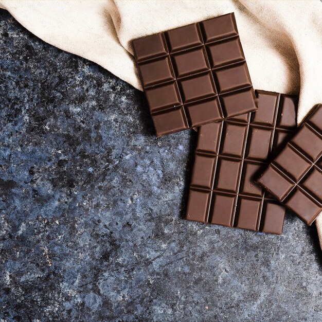 Vista dall'alto di cioccolato fondente su stoffa