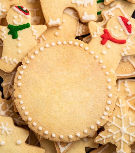 コピースペース、休日のお祝いのコンセプトと装飾された緑のプレーンフレーバージンジャーブレッドクリスマスツリークッキーの上面図。