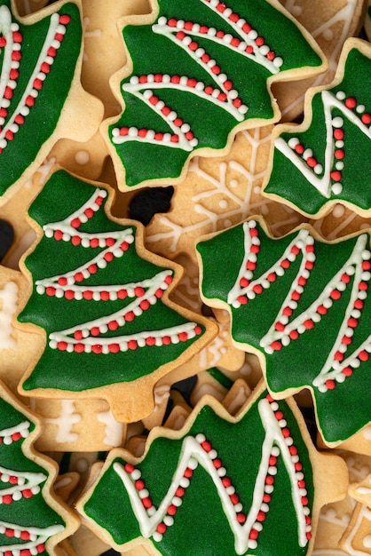 Foto vista dall'alto del biscotto dell'albero di natale di pan di zenzero dal sapore semplice verde decorato con spazio di copia, concetto di celebrazione delle vacanze.