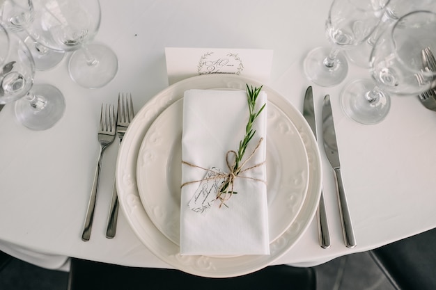 Vista dall'alto sul tavolo decorato a un matrimonio nel ristorante