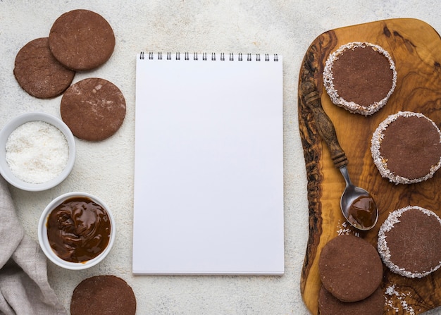 Photo top view of delicious alfajores with copy space