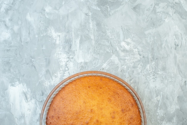 상위 뷰 흰색 배경에 맛있는 구운 파이 비스킷 파이 오븐 달콤한 설탕 케이크 디저트를 굽다
