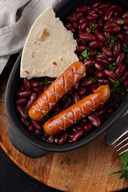 Foto piatto di fagioli delizioso vista dall'alto con salsicce