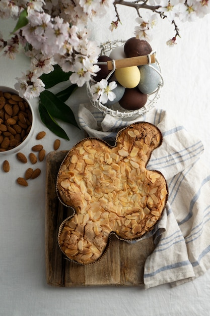 Foto vista dall'alto deliziosa torta e fiori