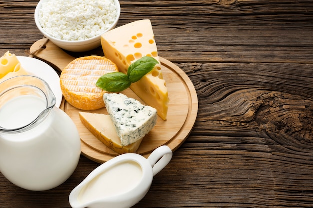 Vista dall'alto delizioso formaggio con latte sul tavolo