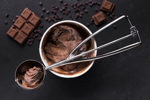 Foto vista dall'alto deliziosa mousse al cioccolato